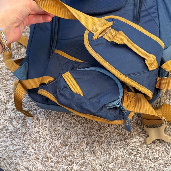 Dakine Mens Snowboarding Backpack Blue and Yellow Backpack - Picture 12 of 16